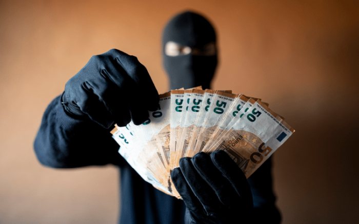 Брутален обир! Непознати нахлуха в жилището на благоевградчанин посред нощ, отведоха го до банкомата с побой и заплахи