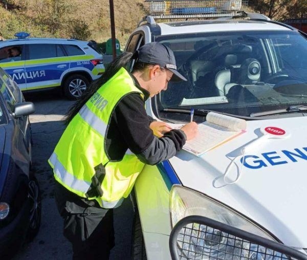 Стотици проверени при спецакция в Самоков, задържаха криминално проявен с MDMA и откриха тефтер с прякори