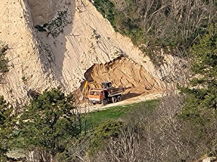 Туристи алармират: Разрушават основите на пясъчните пирамиди в Мелник