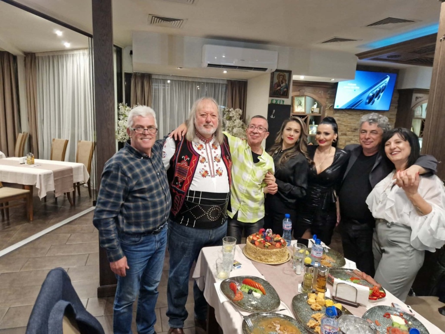 Гоце Делчев аплодира „60 нюанса обич“ за юбилея на поета Константин Пашкулев