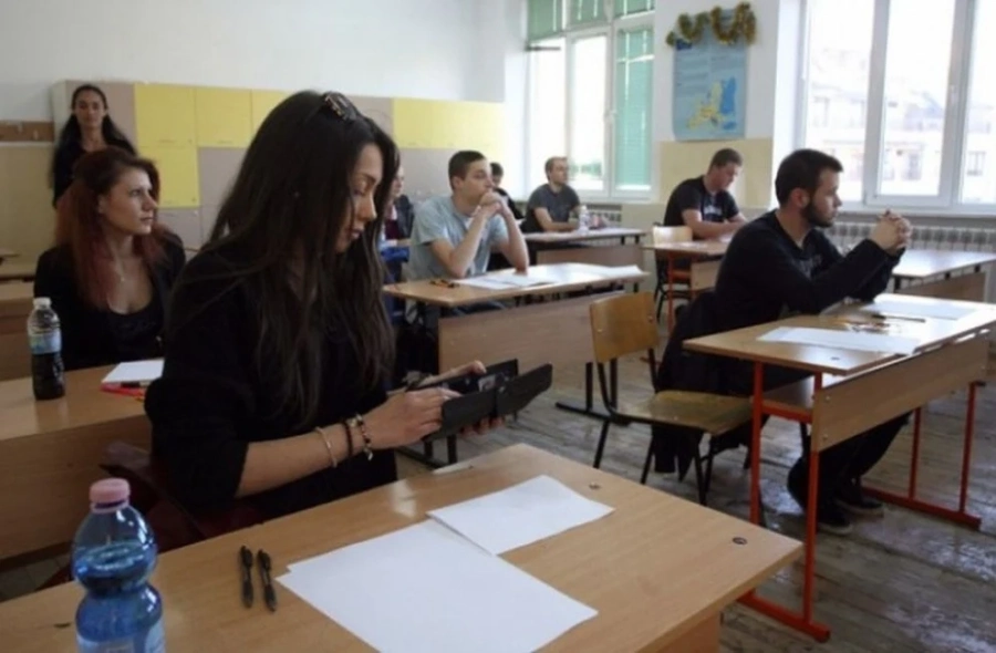 Зрелостници с диабет ще ползват телефони по време на матурите в Пернишко