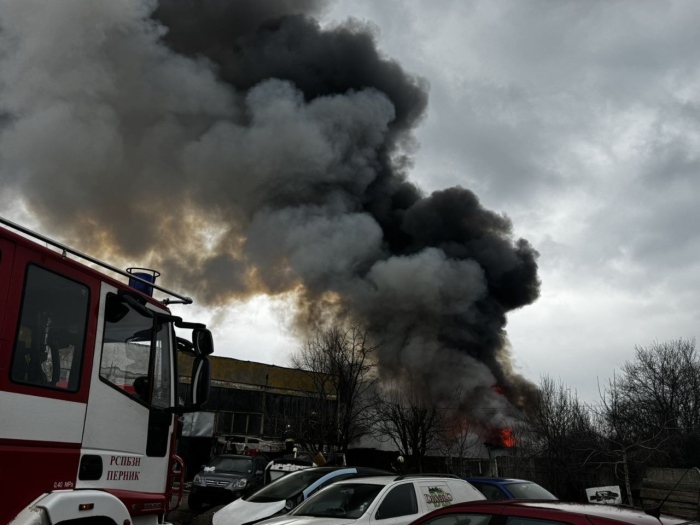 2 екипа потушиха големия пожар в пернишкия кв. „Куциян”,  изгоря 50 кв. м. къща, спасени са съседни сгради