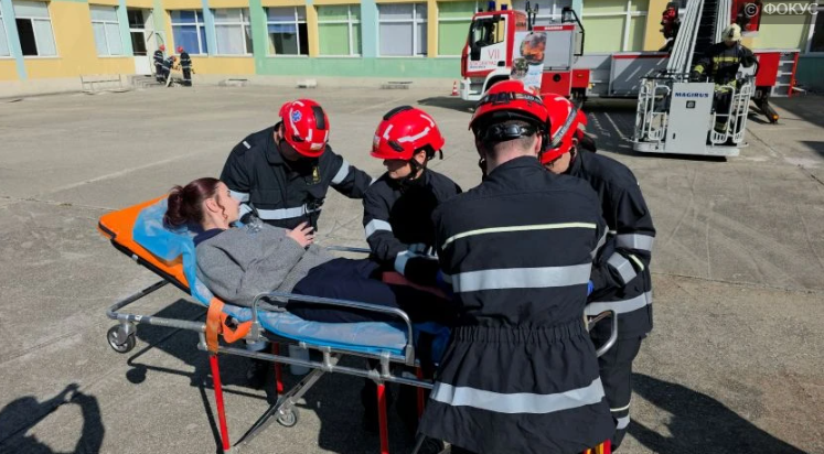 Евакуираха ученици от „горящо” училище в Благоевград по време на учение