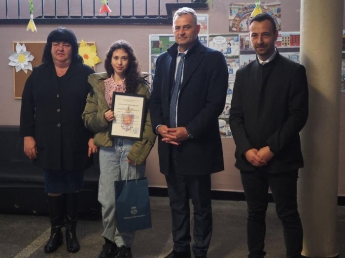 Добрият пример: Наградиха 13-годишна ученичка, върнала портфейл с пенсията на 90-годишен мъж 