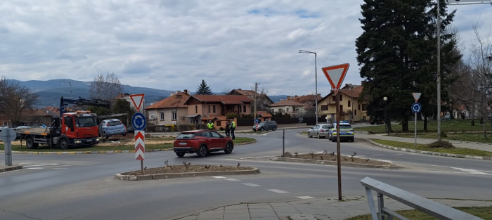 Инцидент в Кюстендил: Шофьор е в интензивното след удар в кръговото при плажа