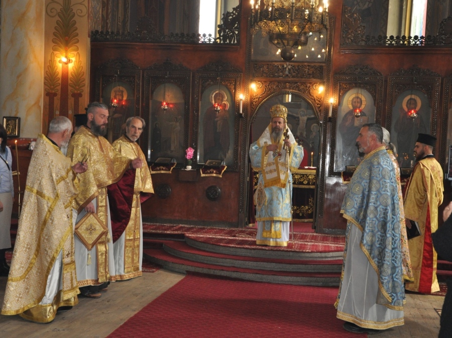 Митрополит Серафим и стотици миряни се молиха за благоденствие на Благовещение в Разлог