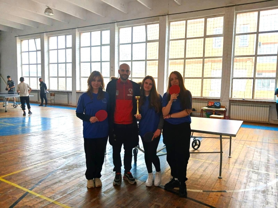 Злато в тениса на маса и достойно представяне във волейбола за учениците от Банско