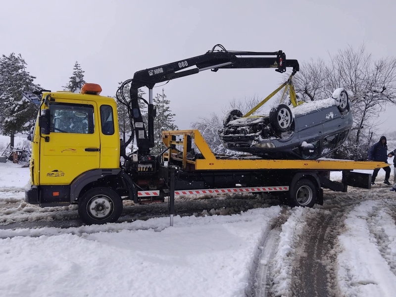 Пътни инциденти заради снеговалежа в Кюстендилско: Автомобил катастрофира в снегопочистваща машина в местността Стражата