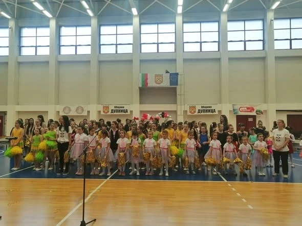 Близо 4400 евро събра благотворителен концерт в Дупница да специалните деца