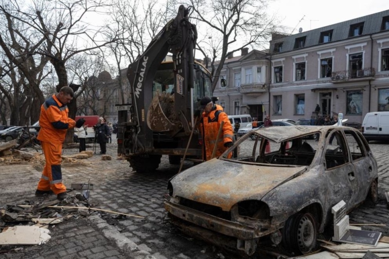 Десет души, сред които и дете, са ранени при нощна атака срещу Одеса