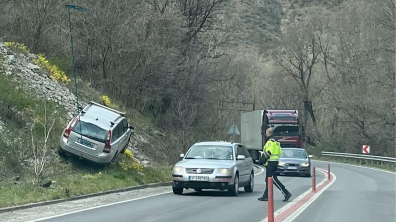 Каскада в Кресненското дефиле: Кола прелетя през насрещното и се „качи“ на ската