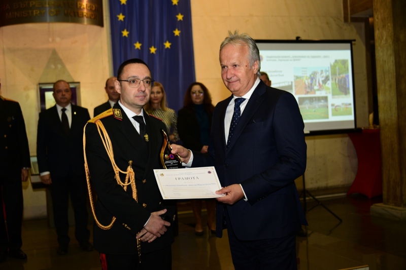 Признание! Кметът на Долна баня с национално отличие за принос към пожарната безопасност