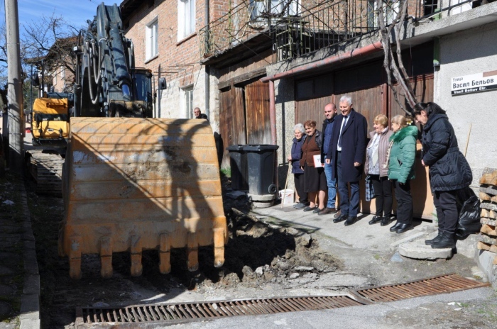  Елешница се обновява: Започна благоустрояването на ул.„Васил Бельов“, предстои ремонт и на ул.\