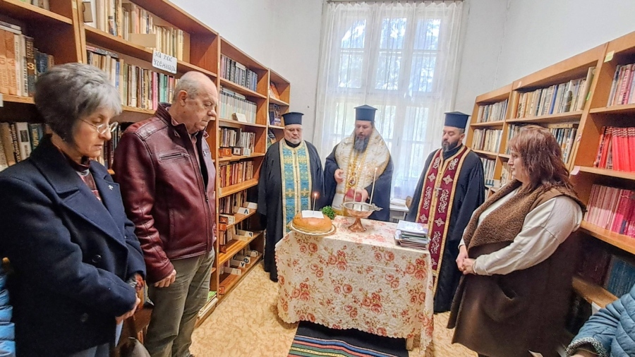 Дарение на православна литература обогати библиотеката в Неделкова Гращица
