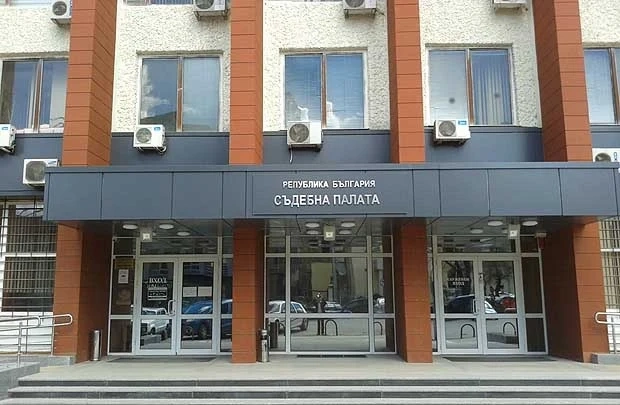 Съдят 46-годишен за взломна кражба на два монетника от куриерска фирма в Перник