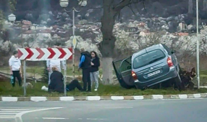 Тежка катастрофа в Дупница: Ситроен се заби в дърво на кръговото при парк „Рила“, има пострадал