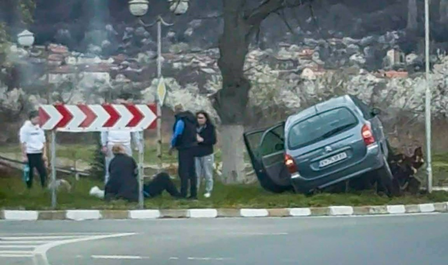 Тежка катастрофа в Дупница: Ситроен се заби в дърво на кръговото при парк „Рила“, има пострадал