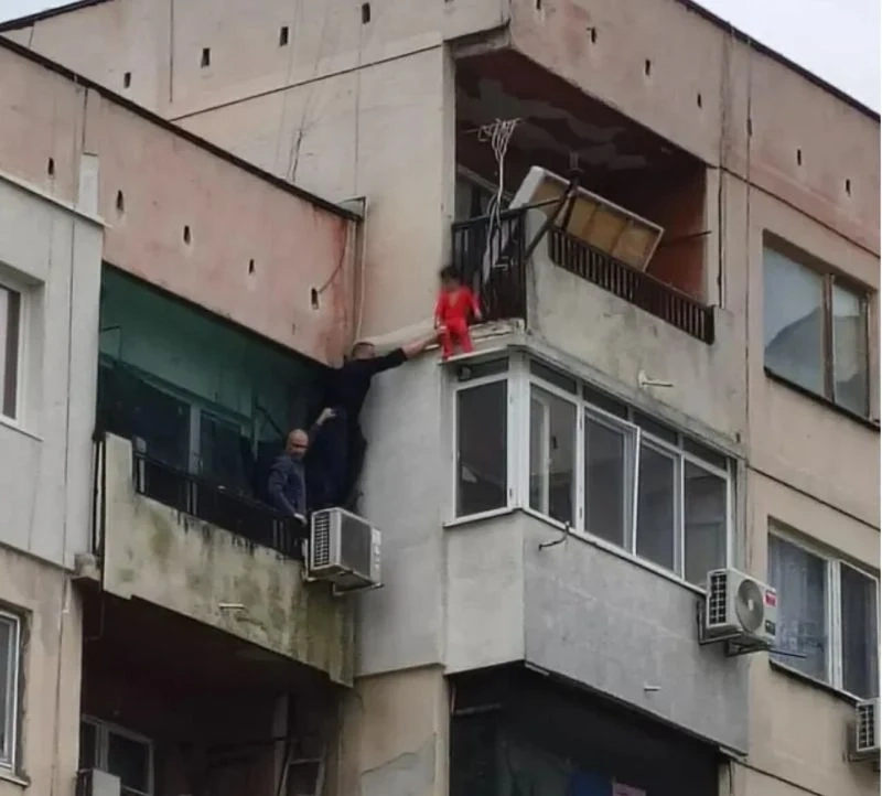 Смразяваща гледка в Ямбол: Дете увисна на парапет от тераса на 8-ия етаж