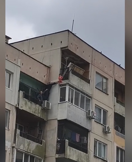 Смразяваща гледка в Ямбол: Дете увисна на парапет от тераса на 8-ия етаж