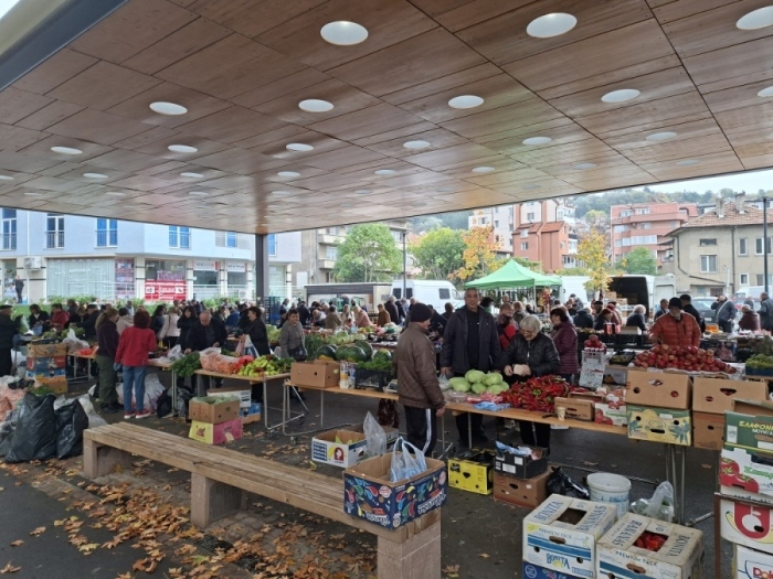 Пазарната ножица в Югозапада: Евтино агнешко в Перник и безбожно скъпи ягоди в столицата