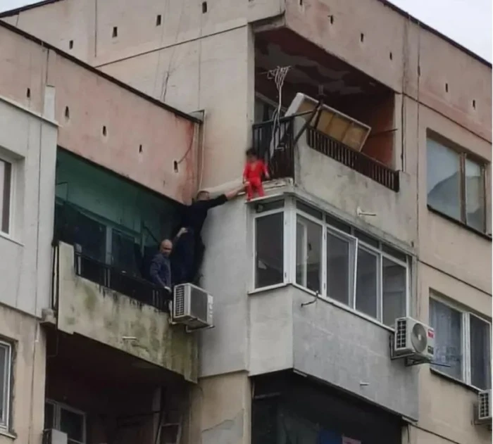 Родителите на детето, увиснало от балкон на блок, са задържани