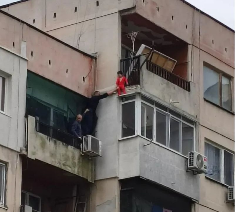 Родителите на детето, увиснало от балкон на блок, са задържани