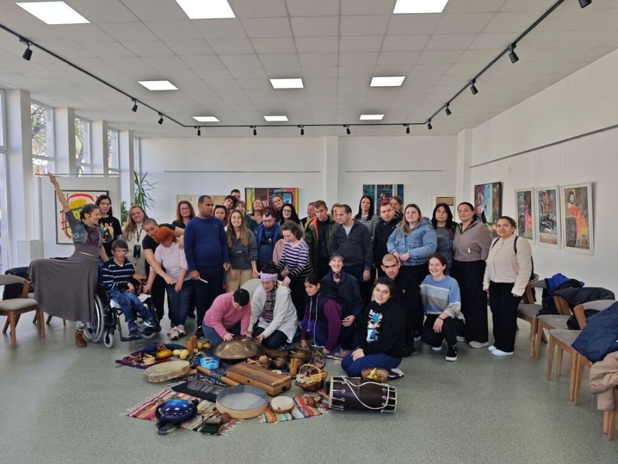 В Благоевград показаха как звукотерапията помага на младежи със специални потребности