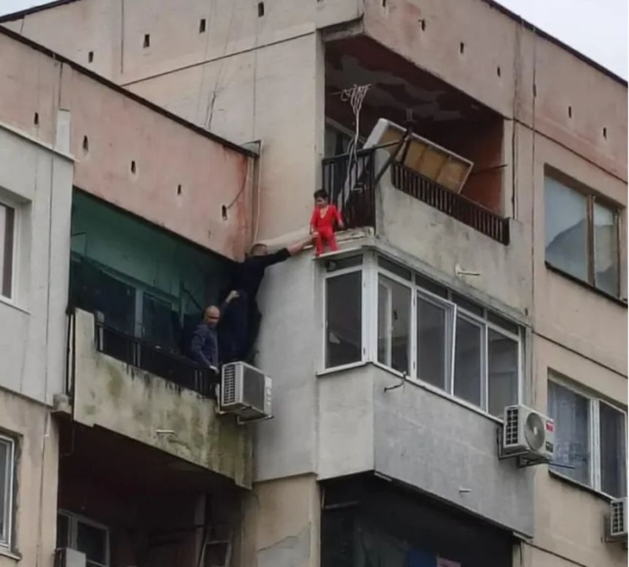 „Присъствах на истински ужас“: Случаят с детето, увиснало от 8-ия етаж в Ямбол, се заплита