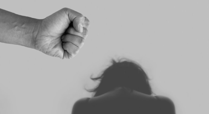 Две години затвор за наркозависим, пребил и остригал жена си