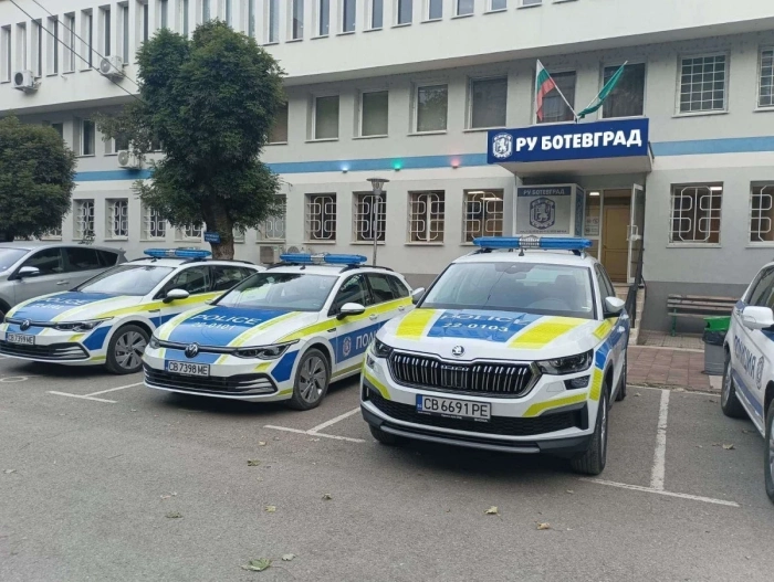 Рекордно бързо: Полицията в Ботевград хвана крадец със 17 телефона минути след обира