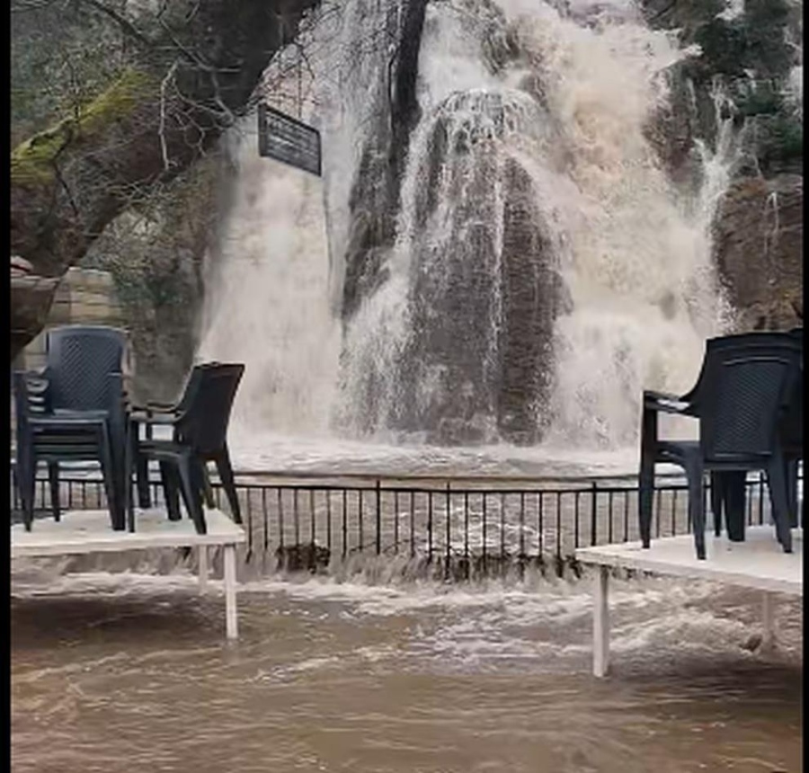 Водопадът в Бачково заля ресторант, наводнени са улици