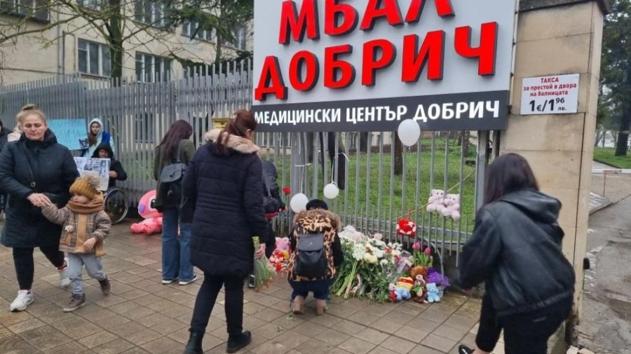 Протестно бдение пред болницата в Добрич след смъртта на 4-годишно дете