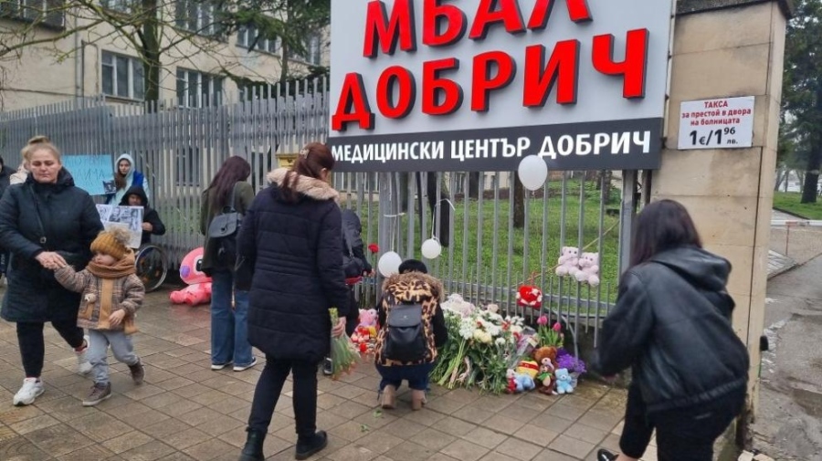 Протестно бдение пред болницата в Добрич след смъртта на 4-годишно дете