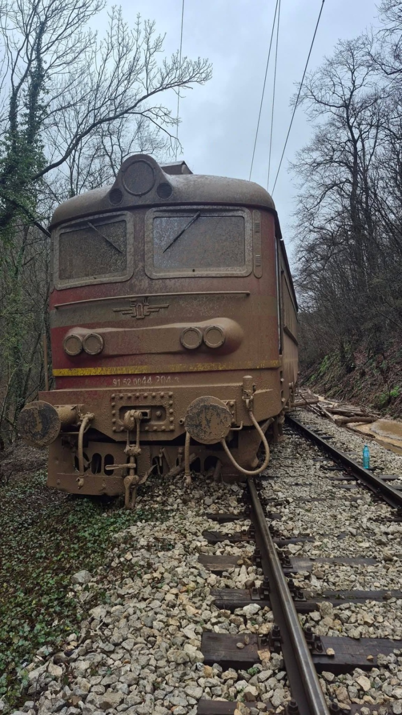 Влак дерайлира в Старозагорско заради паднала скална маса