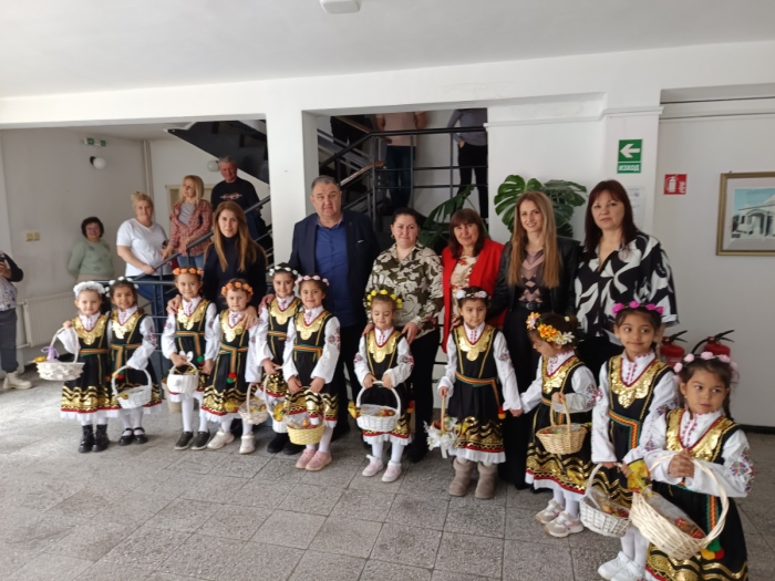 Деца от детска градина „Света Анна“ поздравиха кмета на Сапарева баня за Великден