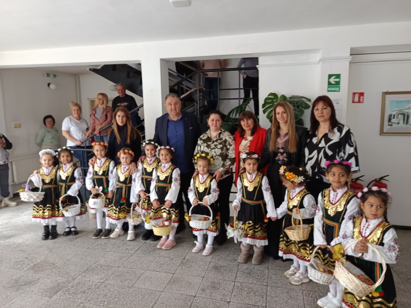 Деца от детска градина „Света Анна“ поздравиха кмета на Сапарева баня за Великден