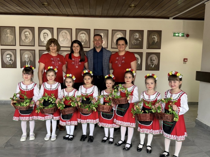 Децата от ДГ „Звънче“ донесоха Великденска магия в Общината на Самоков