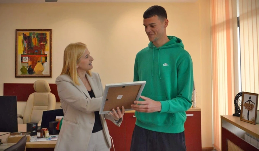 Ученик от Благоевград намери златен медальон и го предаде, наградиха го за доблестната постъпка