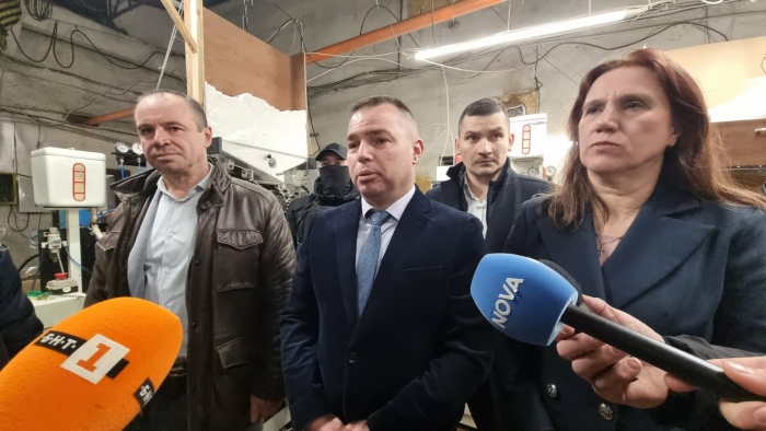 Незаконната фабрика за цигари в Дупница е една от най-големите в България, задържаните са на високо ниво в йерархията