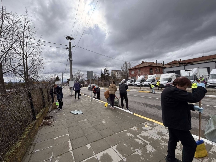 Великденско почистване в Долна баня събра ученици и община в обща кауза