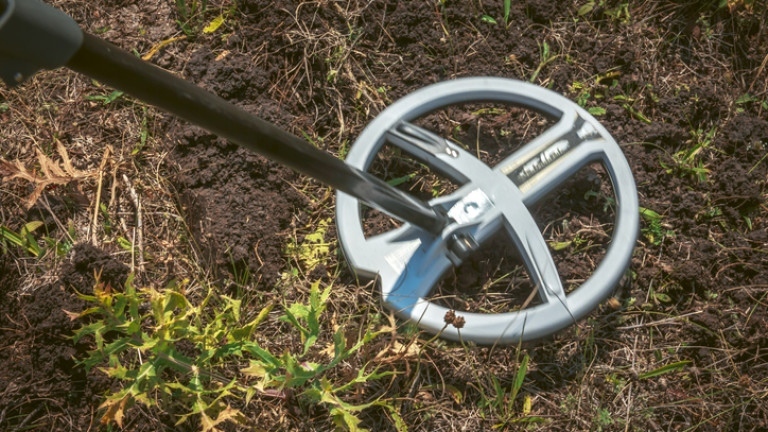 Задържаха мъж от Блажиево с металотарсач и лопата да  рови за  ценности в Пастух