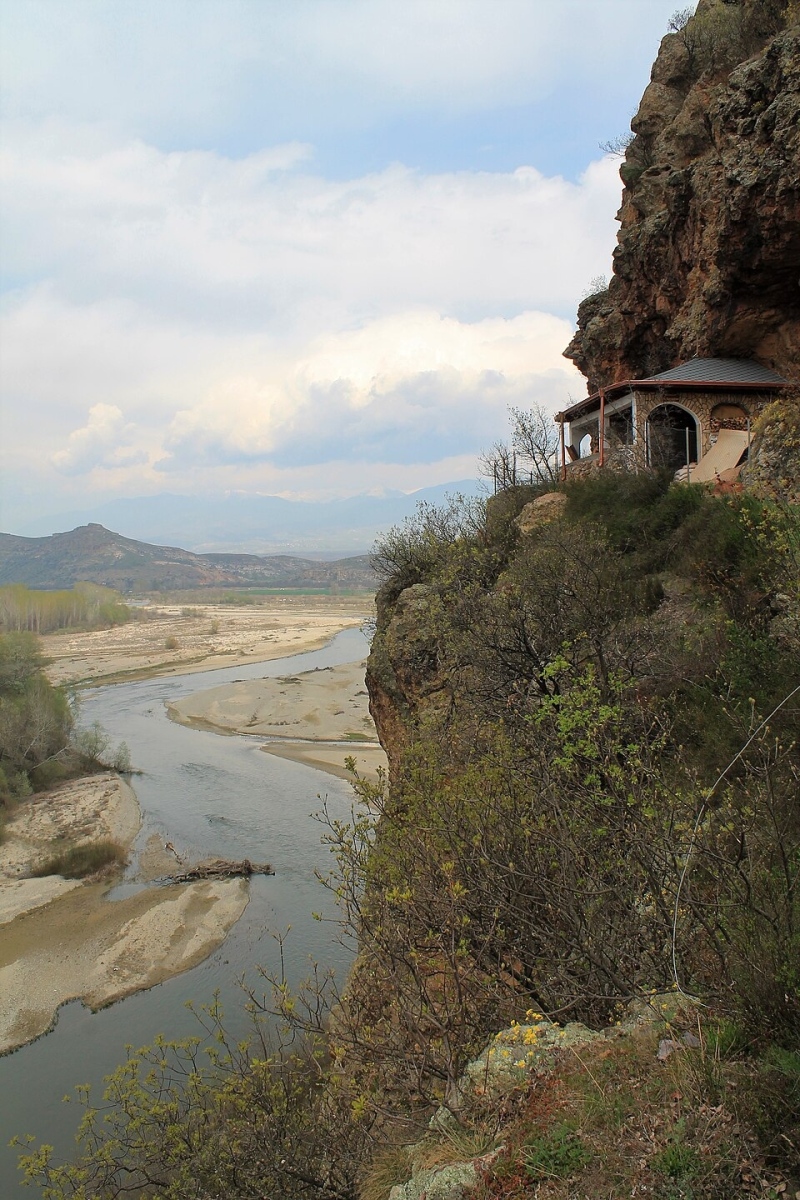 Кощунство! Изчезна 20-килограмова камбана от скален параклис в Петричко