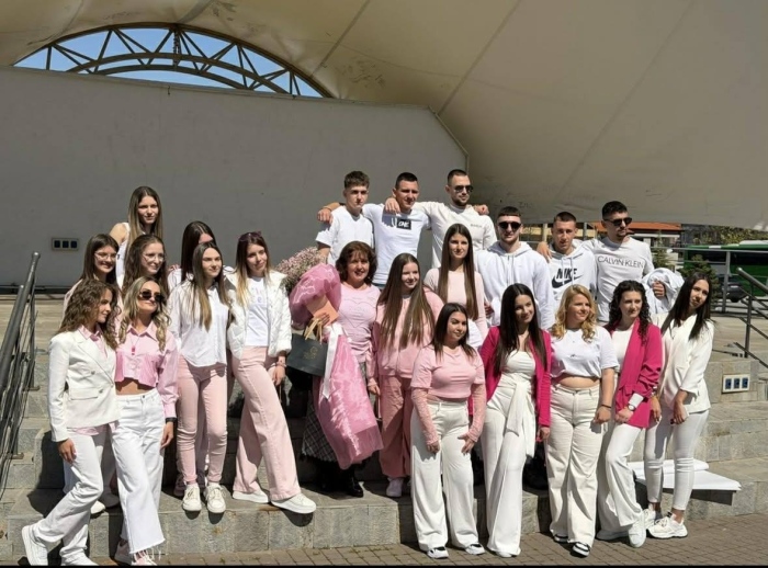 Зрелостници от ПГИТ „Проф. д-р Асен Златаров“ с трогателна покана към своя учител