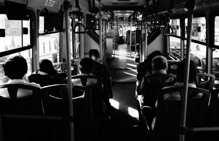 Блудство в Перник! 63-годишен опипва по гърдите и краката непълнолетни момичета в автобус