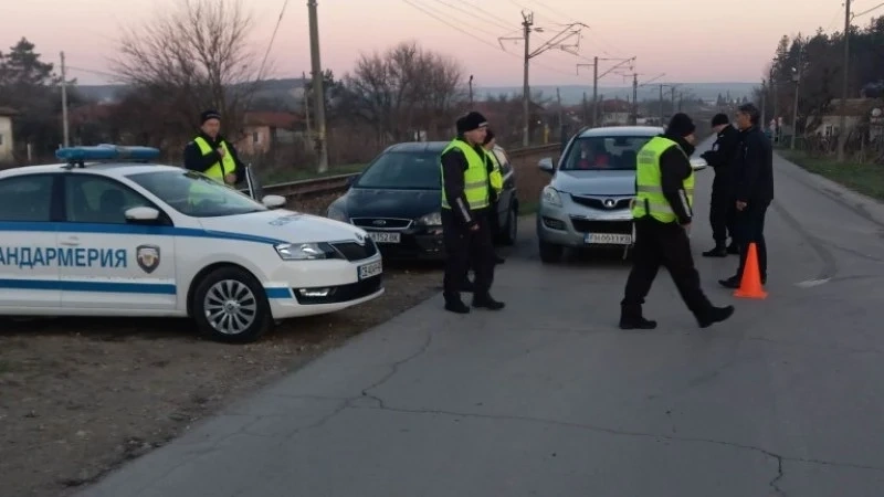 Иззеха списъци, голяма сума пари и бюлетина от складова база в Белчин