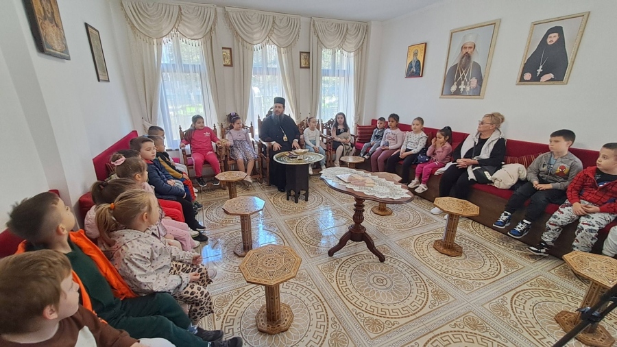 Епископ Исаак чете вдъхновяващи преразкази за светци на деца от Кюстендил