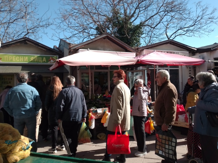 Великденско оживление на пазара в Дупница: Клиенти извиха опашки за български яйца и домати