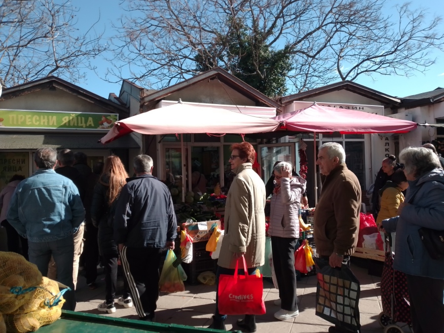 Великденско оживление на пазара в Дупница: Клиенти извиха опашки за български яйца и домати