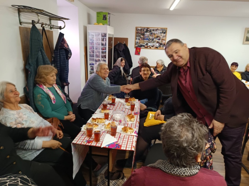 Кметът на Сапарева баня зарадва хората с увреждания с великденски козунаци