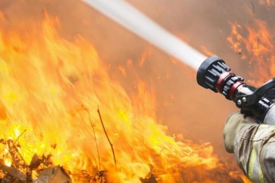 Небрежност с огън подпали постройка в Жиленци, спасиха къща в последния момент